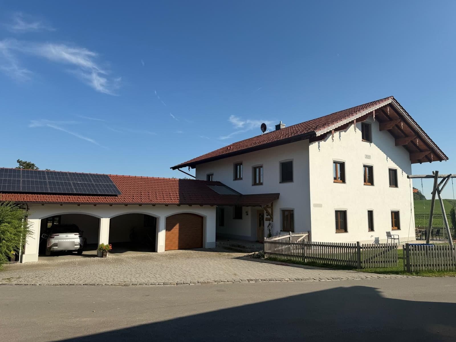Bauernhaus mit Arkaden-Garage und neu verputzter Fassade