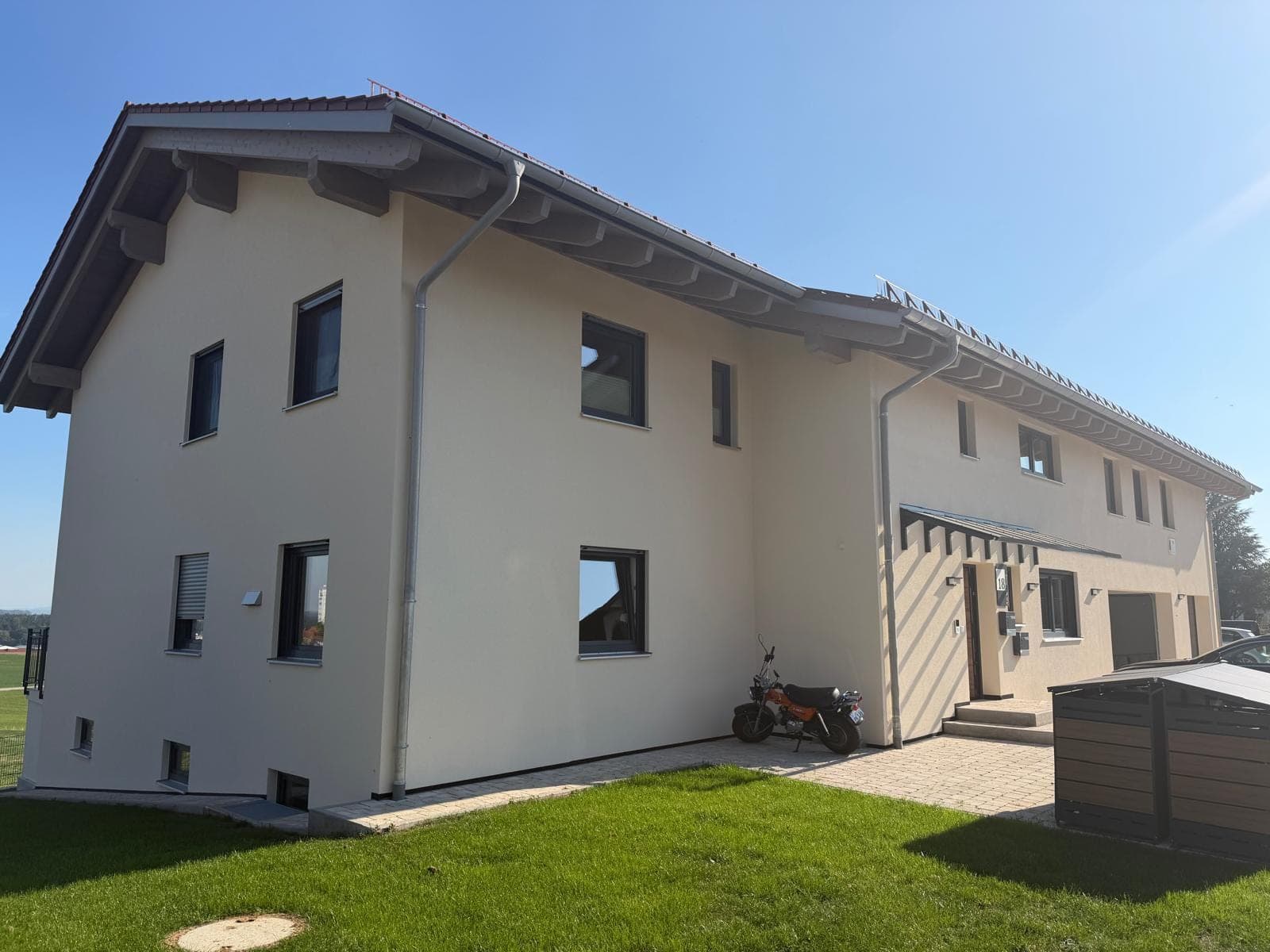 Langes Wohnhaus mit frisch verputzter, heller Fassade