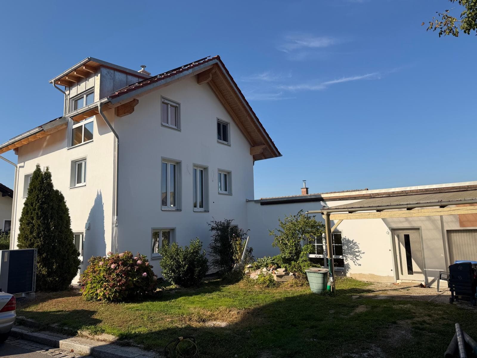 Wohnhaus mit Gaube und neuem, hellem Außenputz