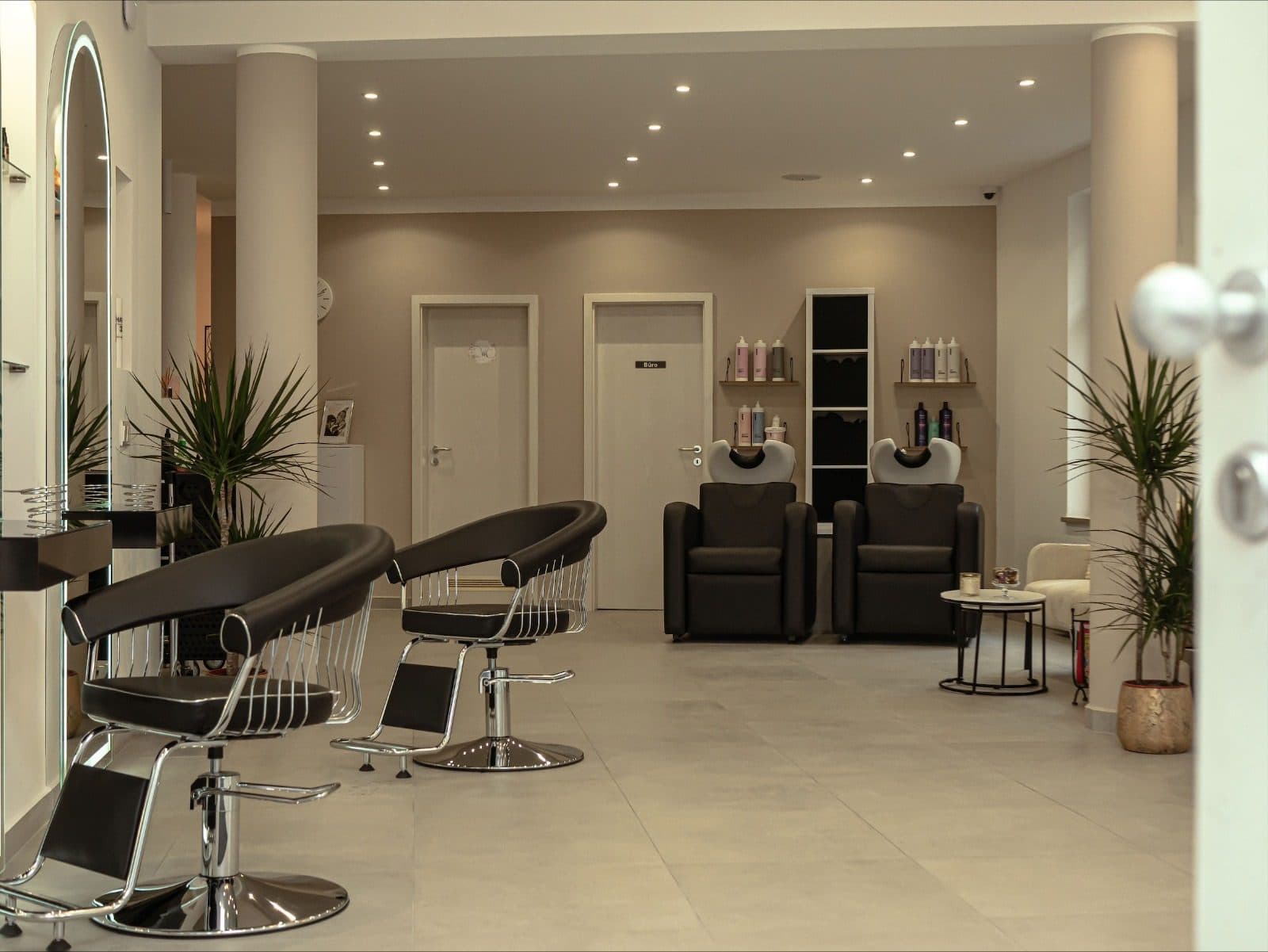 Friseursalon nach dem Innenausbau mit abgehängter Decke und hellen Wänden
